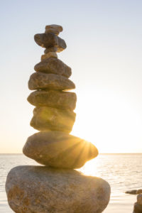 Ostsee, Rügen, Steinmännchen im Gegenlicht mit Sonnenstrahlen, Morgenstimmung Ostsee, Rügen, Steinmännchen im Gegenlicht mit Sonnenstrahlen, Morgenstimmung